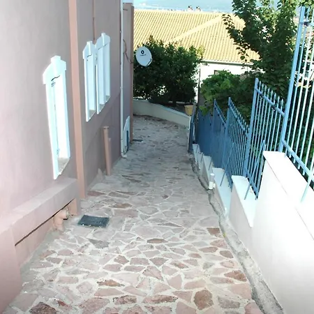 A L' Aise Apolpaina